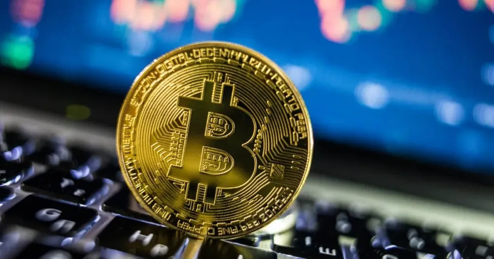 Биткоин пробил $77 000 на фоне сделки США и Ирана