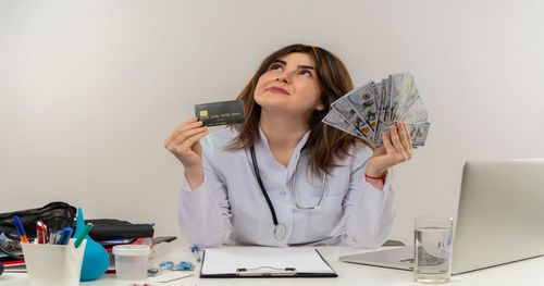 Кредити до зарплати: плюси та мінуси, як обрати вигідно